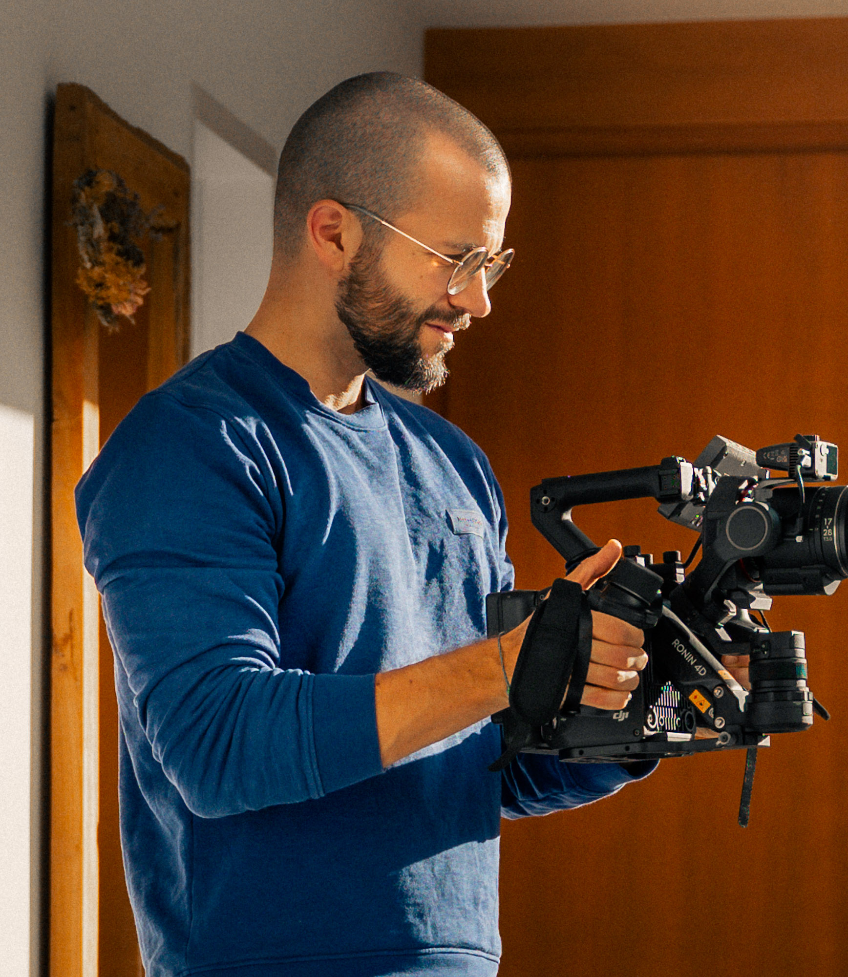 Andreas Volmari, Filmemacher aus Stuttgart, mit Kamera